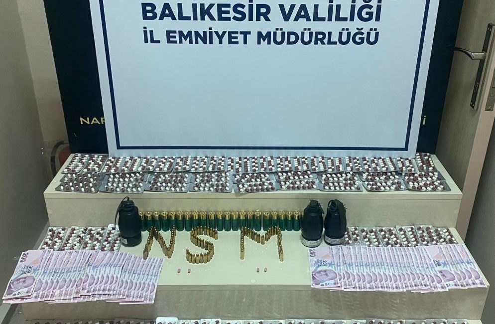 Bandırma’da uyuşturucu operasyonu: 2 kişi gözaltında Bandırma’da gerçekleştirilen uyuşturucu operasyonunda 2 kişi gözaltına alınırken çok sayıda