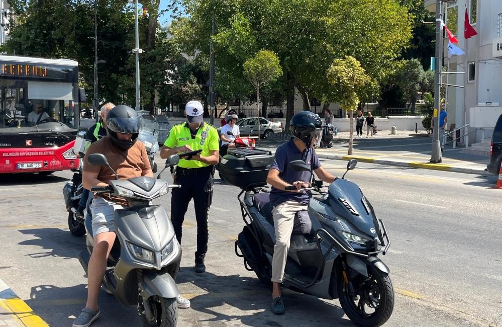 Balıkesir’de motosiklet sayısı otomobil sayısına yaklaşıyor Türkiye İstatistik Kurumu (TÜİK) verilerine göre 2024 yılında Balıkesir’de trafiğe