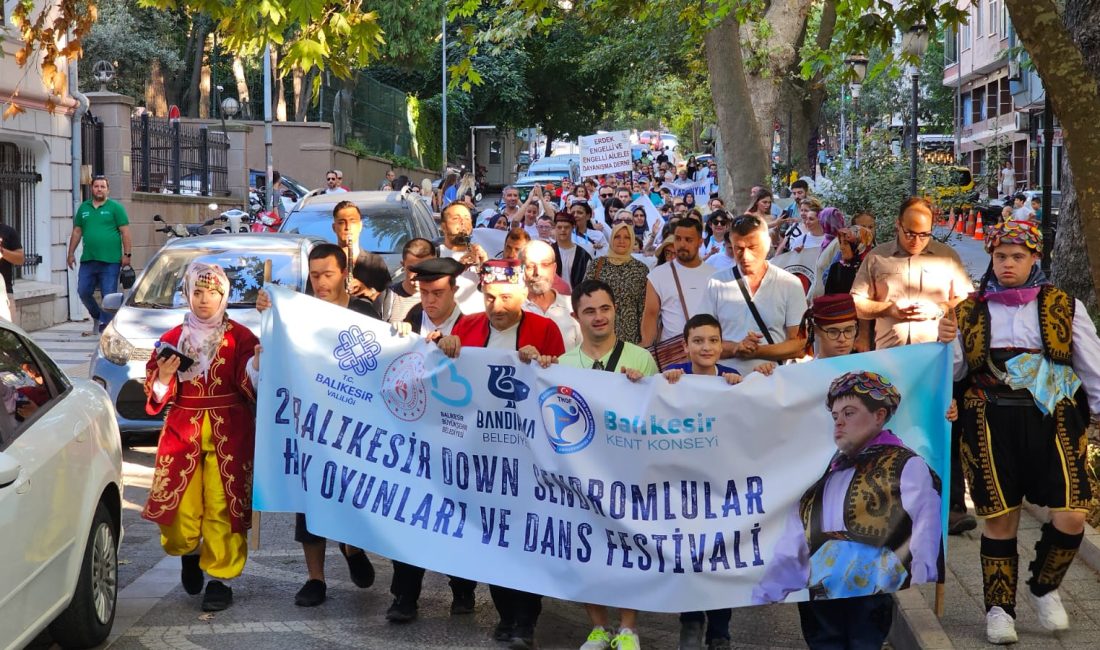 Bandırma’da düzenlenen 2’nci Balıkesir Down Sendromlular Halk Oyunları ve Dans