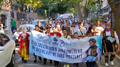 Bandırma’da düzenlenen 2’nci Balıkesir Down Sendromlular Halk Oyunları ve Dans