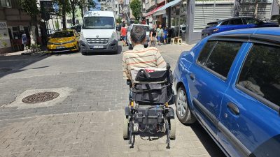 Bandırma’da yaşayan engelli bireyler yaya yollarında yaşadıkları sorunlar nedeniyle engelliler