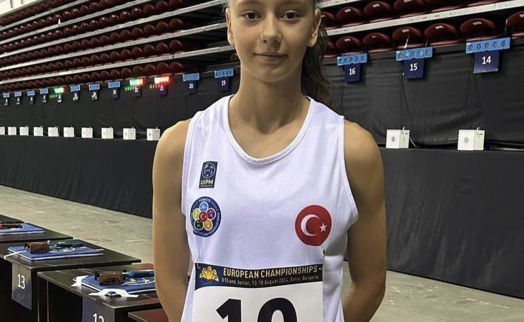 Bandırmalı sporcu Ay, Avrupa’da bayrak yarışında ikincilik getirdi Bandırmalı milli sporcu Zeynep Ay, Bulgaristan’da düzenlenen U-15 Avrupa Pentatlon