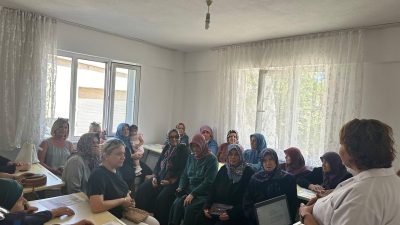Bandırma Belediyesi tarafından kadınlara yönelik gerçekleştirilen “Kendi Kendine Meme Muayenesi”nde,