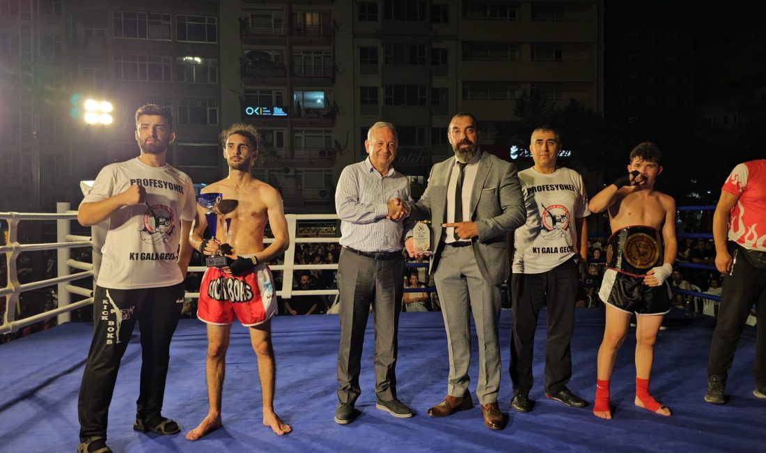 Dünya Avrupa Şampiyonu 16 Sporcu, Altın Kemer için ringde savaştı Dünya Avrupa Şampiyonu olan 16 sporcu, Bandırma Cumhuriyet Meydanı’nda Altın