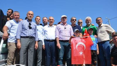 Aksakal’da eylem yapan çiftçiler yaşadıkları mağduriyeti anlatarak Tarım Bakanı’na seslendi.