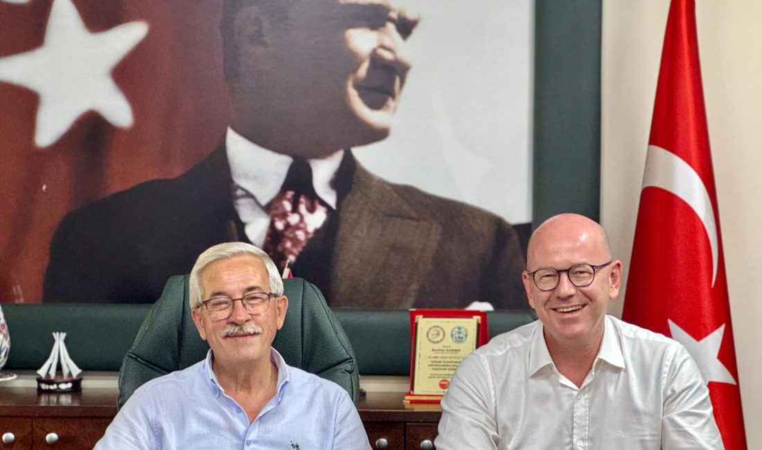 Erdek’te gündemdeki olaylar masaya yatırıldı Balıkesir Milletvekili Serkan Sarı ve Erdek Belediye Başkanı Burhan Karışık,