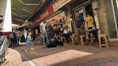 Manisa’nın Akhisar ilçesinde bir kişi eşini sokak ortasında öldüresiye dövdü.
