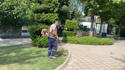 Gönen Belediyesi tarafından ilçe genelinde yapılan temizlik çalışması kapsamında cadde