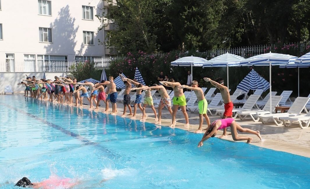 Gönen’de geleceğin küçük sporcularına sertifika töreni Gönen’de gerçekleştirilen Yaz Spor Okulları Yüzme Kursu 2’nci Etap Sertifika