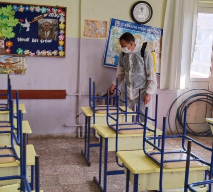 Gönen’de okullar yeni eğitim dönemi için ilaçlandı Gönen Belediyesi, öğrencilerin daha iyi ve temiz şartlarda eğitim görmeleri