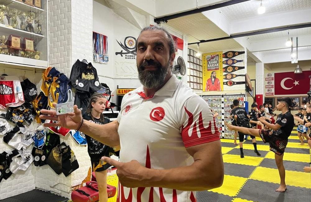 Lakabını resmi kimliğine taşıdı: MMA Dünya Şampiyonu Hakan İtmiş, “Rambo Hakan” oldu Kick Boks ve Muay Thai Milli Takım Antrenörü, aynı zamanda