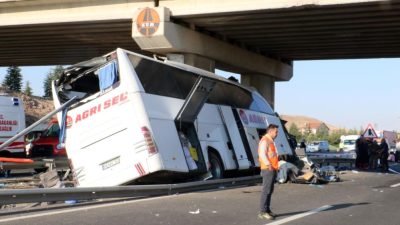 Ankara’nın Polatlı ilçesi yakınlarında yolcu otobüsünün köprü ayağına çarpması sonucunda