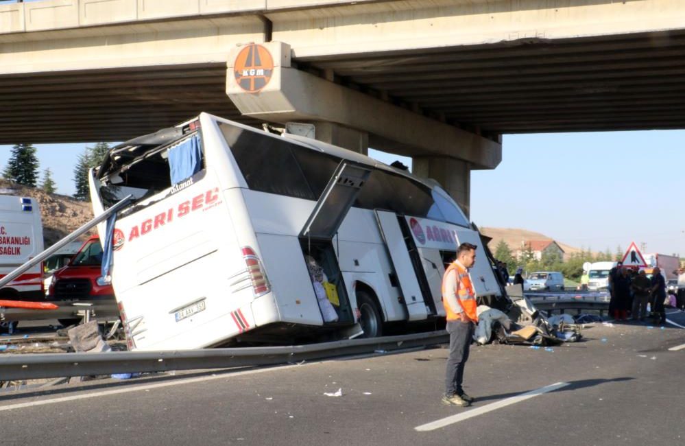 Ankara’da yolcu otobüsü köprü ayağına çarptı: 11 ölü, 25 yaralı Ankara’nın Polatlı ilçesi yakınlarında yolcu otobüsünün köprü ayağına çarpması sonucunda