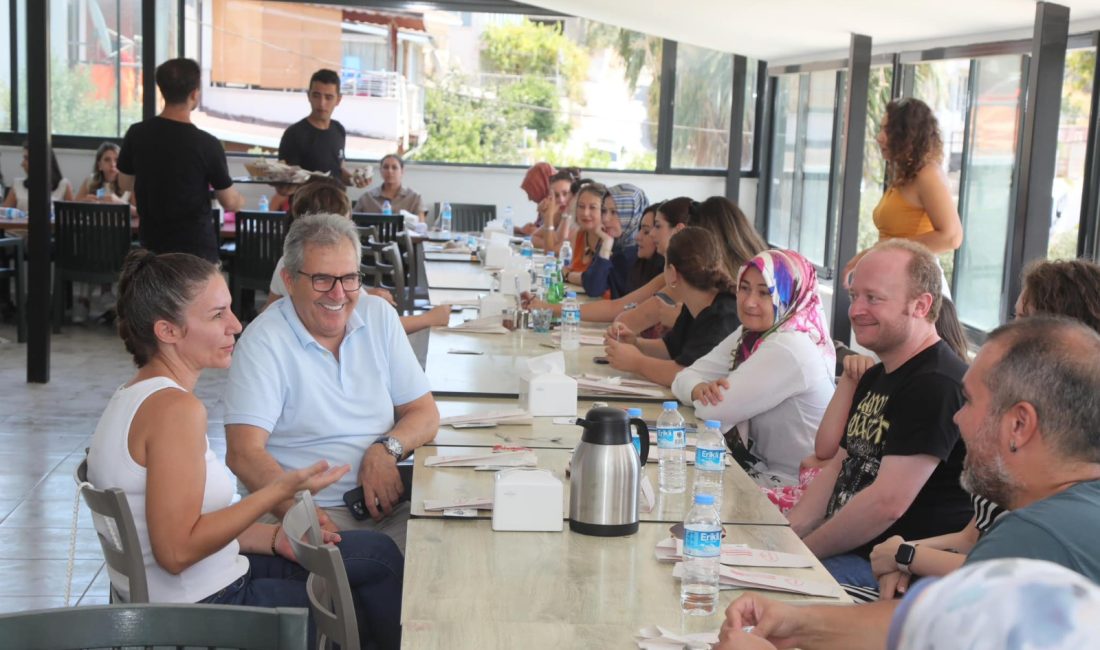 Mirza, belediye kreşi personelleriyle buluştu Bandırma Belediye Başkanı Dursun Mirza, belediyenin anaokulu öğretmenleri ve personelleriyle