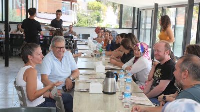 Bandırma Belediye Başkanı Dursun Mirza, belediyenin anaokulu öğretmenleri ve personelleriyle