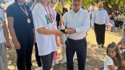 Manyas İlçe Müftülüğü’nün kurs öğrencilerine düzenlediği etkinlikte öğrenciler, şişme oyun