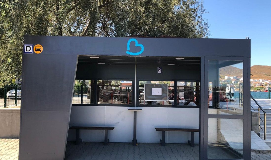Avşa ve Yiğitler mahallelerinde eskiyen duraklar Marmara Adalar Belediyesi tarafından