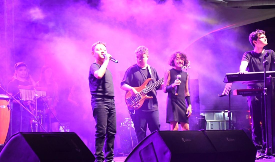 Sındırgı’da MOD10 Gençlik Konserine yoğun ilgi Balıkesir Büyükşehir Belediye Konservatuvarı Orkestra Şube Müdürlüğü bünyesinde faaliyet gösteren