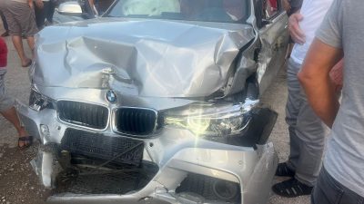 Erdek’te çift taraflı yaralamalı trafik kazası meydana geldi. Kazadan sonra