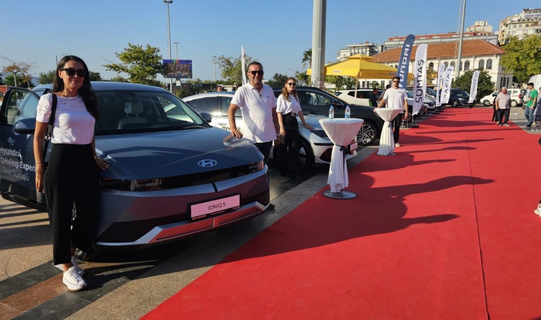 Bandırma Oto Show’da 12 marka, 40 model araç sergilendi Bu yıl 2’ncisi düzenlenen Bandırma Oto Show, Cumhuriyet Meydanı’nda otomobil
