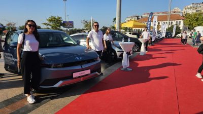 Bu yıl 2’ncisi düzenlenen Bandırma Oto Show, Cumhuriyet Meydanı’nda otomobil