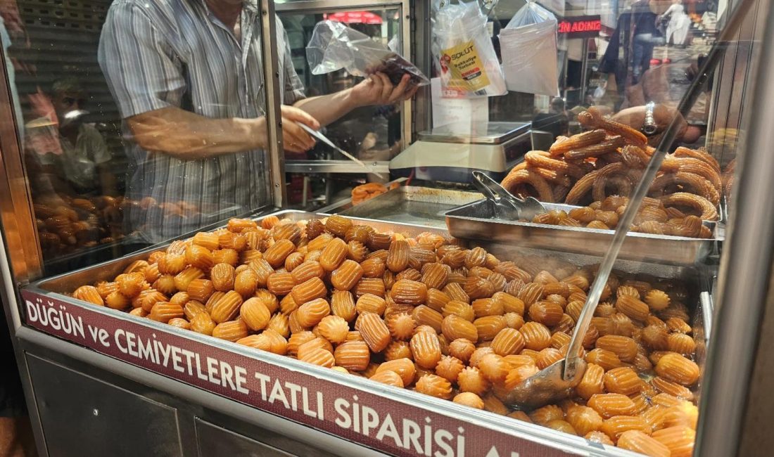 Bandırma’da tatlılar artık daha hızlı, Adanalı ustadan elektrikli çözüm Bandırma’da 18 yıldır tatlı işiyle meşgul olan Adanalı Mustafa Türkmen,