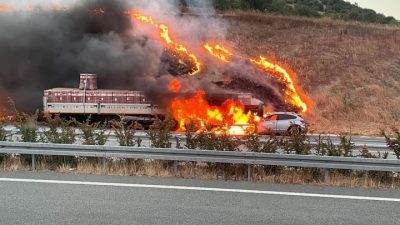 Balıkesir’de otoban üzerinde seyir halinde olan otomobil sürücüsü, önündeki tırın