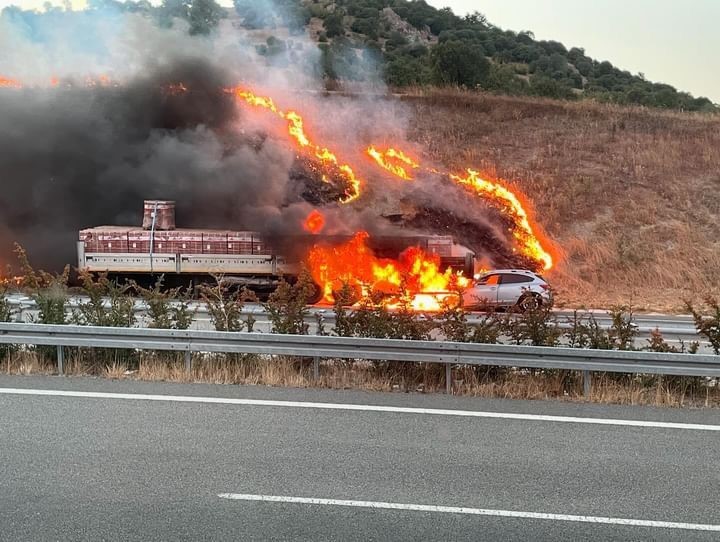Alev topuna dönen araçtan yaralı kurtuldu Balıkesir’de otoban üzerinde seyir halinde olan otomobil sürücüsü, önündeki tırın
