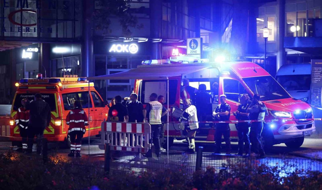 Almanya’da festivalde bıçaklı saldırı: 3 ölü, 8 yaralı Almanya’nın Solingen kentindeki festivalde gerçekleştirilen bıçaklı saldırıda 3 kişi hayatını