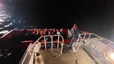 Ayvalık’ta 3’ü çocuk 11 düzensiz göçmen kurtarıldı. Edinilen bilgiye göre,
