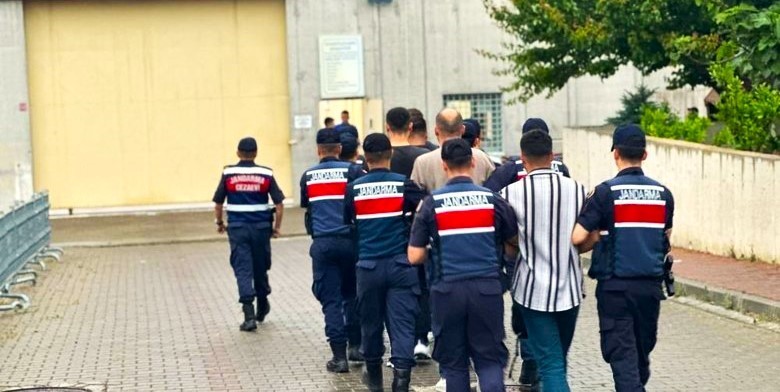 Balıkesir’de hapis cezası bulunan 19 firari yakalandı Balıkesir’de Jandarma ekipleri bir hafta boyunca gerçekleştirdikleri asayiş denetimlerinde hapis