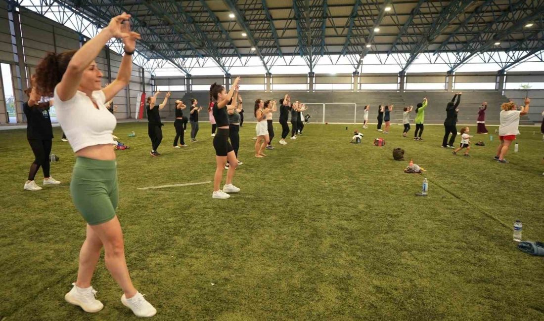Balıkesirli kadınlar stresini zumba ile atıyor Balıkesir Büyükşehir Belediyesi “Haydi, Sende Hareket Et” projesi ile kadınlar