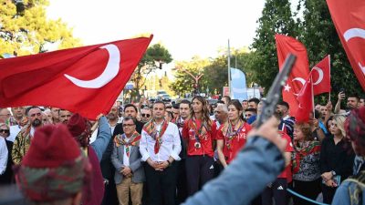 Kurtdereli Mehmet Pehlivan Güreşleri’nin ilk günü, muhteşem bir kortejle sona