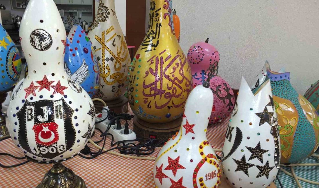 Burhaniye’de ’Kadınlar Kahvehanesi’nde su kabağı işleme atölyesi kuruldu Burhaniye ’Kadınlar Kahvehanesi’nde su kabağı işleme atölyesi kuruldu. Balıkesir Burhaniye ilçesi