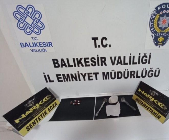 Balıkesir’de uyuşturucu tacirlerine operasyon Balıkesir’de narkotik ekipleri il merkezinde gerçekleştirdiği operasyonda 3 şahsı uyuşturucu
