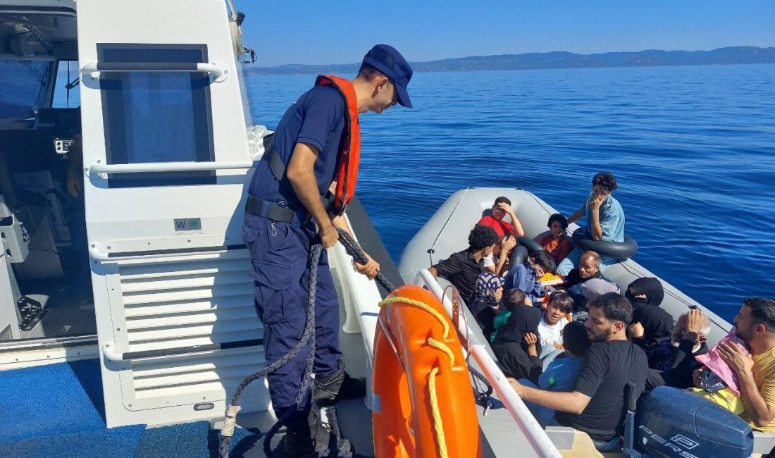 Ayvalık açıklarında 18 düzensiz göçmen kurtarıldı Ayvalık açıklarında sürüklenen lastik botta 18 düzensiz göçmen Sahil Güvenlik