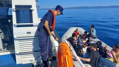 Ayvalık açıklarında sürüklenen lastik botta 18 düzensiz göçmen Sahil Güvenlik