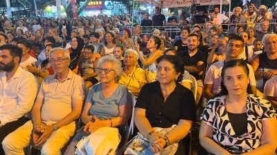 Erdek’te düzenlenen “Eğlence MOD10” konserinde vatandaşlar MOD10 Gençlik Orkestrası’nın sergilediği
