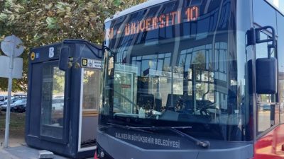 Bandırma’da kapalı otobüs durakları sokakta kalan kişiler tarafından otel gibi