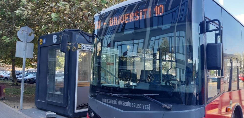‘Durak oteller’de yer bulmak imkansız Bandırma’da kapalı otobüs durakları sokakta kalan kişiler tarafından otel gibi