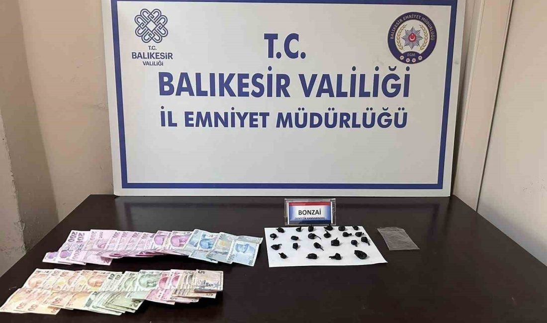 Erdek’te bir şahıs üzerinde 22 paket bonzai ile yakalandı Erdek’te polis ekiplerinin durumundan şüphelendiği şahsın üzerinde satışa hazır halde