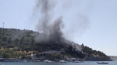 Erdek’te deniz kenarında bulunan özel bir işletmede yangın çıktı. Erdek’teki Seyit