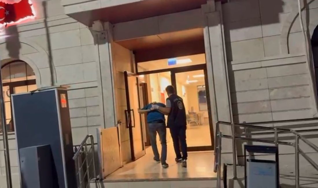 Esenyurt’ta 1’i polis 2 kişiyi yaralayarak dehşet saçan bıçaklı saldırgan tutuklandı İstanbul Esenyurt’ta polisin asayiş uygulamaları sırasında durdurulmasının ardından önce bir