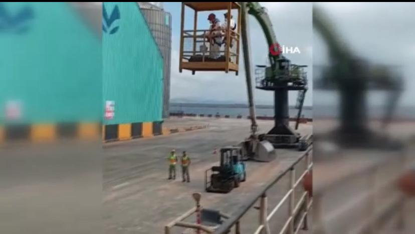Bandırma açıklarındaki ticari gemide ölen 2 işçinin cenazeleri adli tıpa gönderildi Bandırma’da körfezde bekleyen Rusya bandıralı gemide hayatını kaybeden 2 işçi