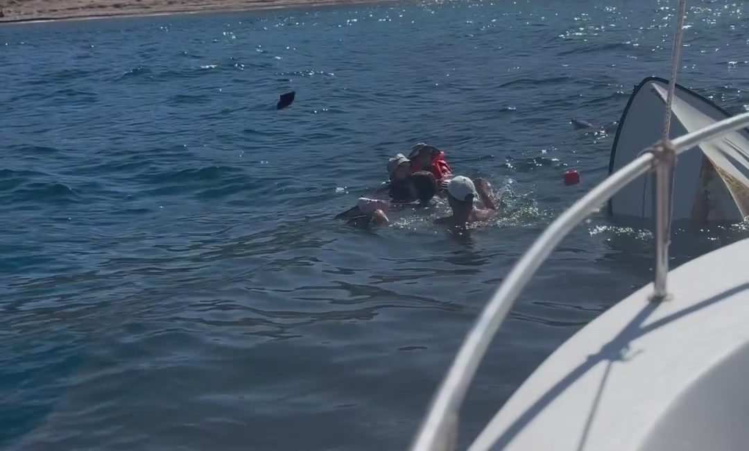 Gömeç açıklarında batan tekneden kazazedeler böyle kurtarıldı Gömeç açıklarında batan bir özel teknede yaşanan can pazarı yardıma giden