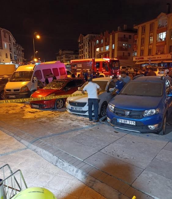 Kavga ettiği babasının arabasını yaktı Ankara’da bir kişi, iddialara göre kavga ettiği babasının otomobilini kundakladı.