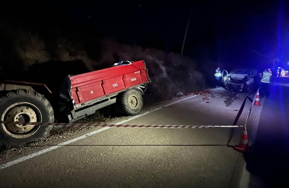 Otomobil traktöre arkadan çarptı: 1 ölü, 3 yaralı Dursunbey’de meydana gelen trafik kazasında traktöre arkadan vuran otomobilde bulunan