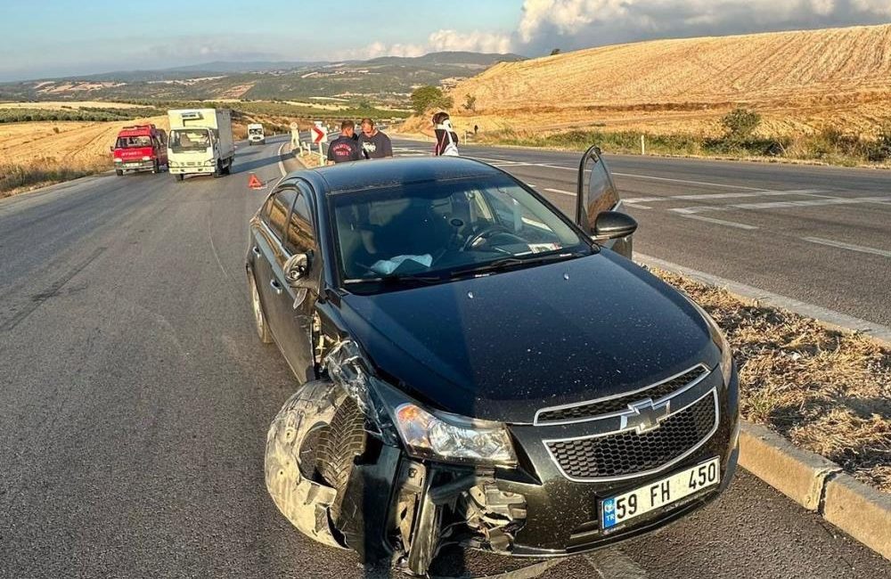 Bandırma-Çanakkale Yolu üzerindeki kaza trafiği aksattı Gönen’de meydana gelen çift taraflı trafik kazası nedeniyle Bandırma-Çanakkale Yolu’nda