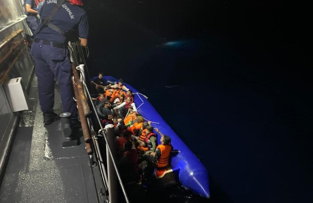 Ayvalık açıklarında 32 düzensiz göçmen yakalandı Yunanistan’ın Midilli (Lesvos) Adası’na yasa dışı yollardan lastik bot ile