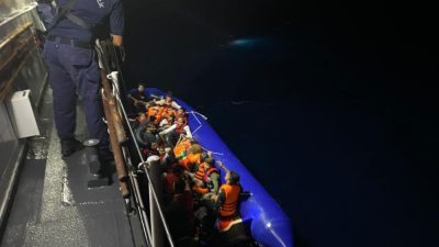 Yunanistan’ın Midilli (Lesvos) Adası’na yasa dışı yollardan lastik bot ile